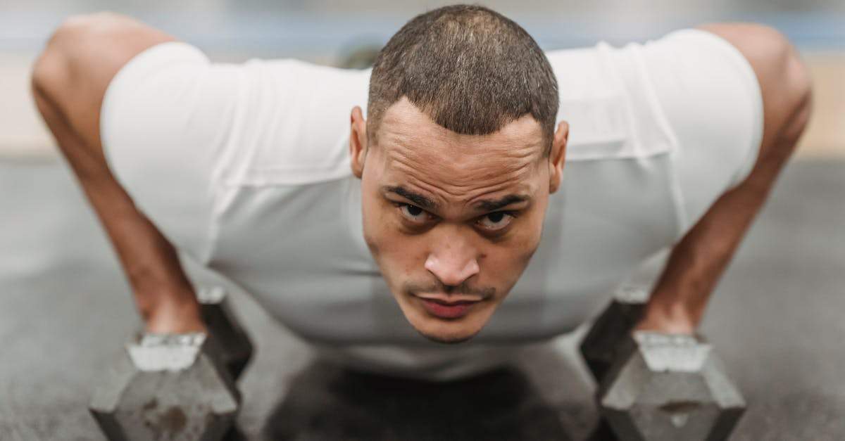 Jak nauczyć się robić pompki: kompletny poradnik i plan treningowy dla początkujących