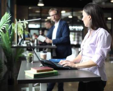 Ćwiczenia w biurze: 10 prostych ćwiczeń, które możesz wykonywać przy biurku