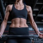 Ćwiczenia na płaski brzuch: 10 skutecznych ćwiczeń do wykonania w domu
