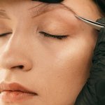 Pudrowe brwi — przewodnik: efekty, pielęgnacja i porady przed zabiegiem