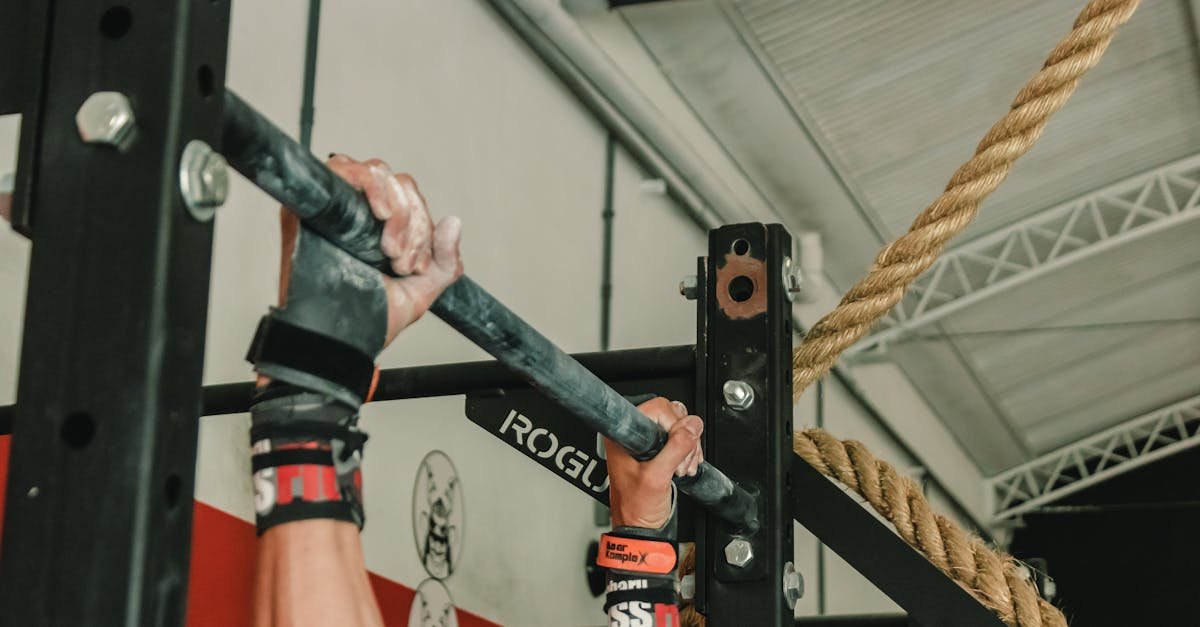 Treningi na siłowni a trening domowy — co wybrać? Porównanie, zalety i wady