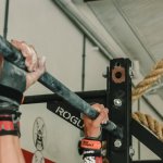 Treningi na siłowni a trening domowy — co wybrać? Porównanie, zalety i wady